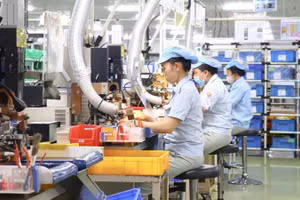 Công nhân trong giờ làm việc tại nhà máy Panasonic (Ảnh nhandan.vn)