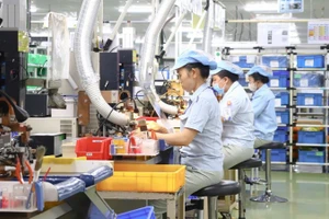 Công nhân trong giờ làm việc tại nhà máy Panasonic (Ảnh nhandan.vn)