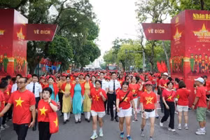 Hơn 200 cán bộ, nhân viên của Vietnam Airlines trực tiếp tham gia đi bộ tại các điểm cầu khắp cả nước, thể hiện tinh thần gắn kết và trách nhiệm xã hội.