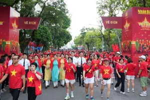 Hơn 200 cán bộ, nhân viên của Vietnam Airlines trực tiếp tham gia đi bộ tại các điểm cầu khắp cả nước, thể hiện tinh thần gắn kết và trách nhiệm xã hội.