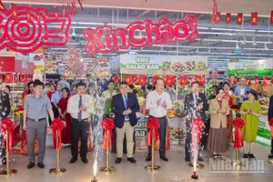 Các đại biểu cắt băng khai mạc lễ hội "Tự hào đặc sản Việt".