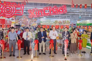 Các đại biểu cắt băng khai mạc lễ hội "Tự hào đặc sản Việt".