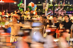 Lực lượng Cảnh sát giao thông điều tiết tối 30/4 trên các tuyến đường. 