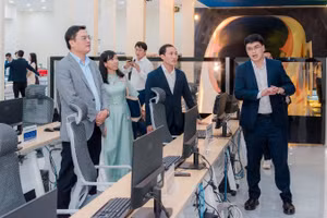 Các đại biểu tham quan phòng mô phỏng điều khiển và khai thác đường sắt tốc độ cao.