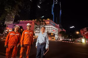 Nhân viên Công ty Điện lực Sài Gòn làm việc với đơn vị quản lý bảng quảng cáo ngoài trời. 