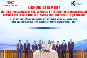 Đại diện Kim Long Motor và Kijsetthi Mobility tại lễ ký kết. 