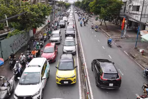 Tuyến đường Nguyễn Tất Thành thường diễn ra tình trạng quá tải giao thông. (Ảnh: ANH TÚ)
