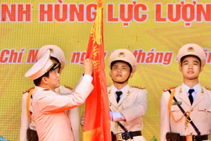 Đồng chí Lương Tam Quang, Ủy viên Bộ Chính trị, Bộ trưởng Công an trao danh hiệu Anh hùng lực lượng vũ trang nhân dân cho nhà trường. (Ảnh: TRỌNG ANH)
