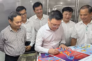 Tổng Biên tập và các đồng chí trong ban biên tập Báo Nhân Dân thăm và làm việc với ban lãnh đạo Công ty In Báo Nhân Dân Thành phố Hồ Chí Minh năm 2022.