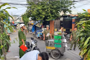 Công an phường Long Trường ra quân xử lý các trường hợp buôn bán lấn chiếm lòng, lề đường. 