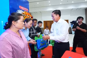 Đại diện Ban Tổ chức trao quà cho người dân có hoàn cảnh khó khăn tại chương trình.