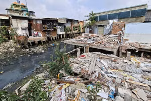 Đến năm 2030, Thành phố Hồ Chí Minh nâng mục tiêu di dời thêm 20.000 căn nhà trên và ven kênh rạch.