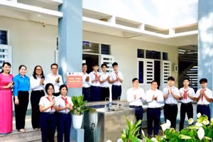 Đại diện Công ty EPS, Đoàn Phường Phú Mỹ và nhà trường bàn giao công trình thanh niên “Nước sạch cho em”.