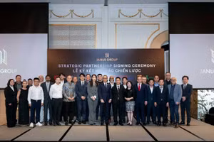 Hội đồng quản trị Janus Group cùng các đối tác trong và ngoài nước tại lễ ký kết.