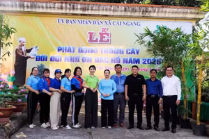 Đại diện các đơn vị, địa phương tham gia chương trình phát động trồng cây đời đời nhớ ơn Bác Hồ. 