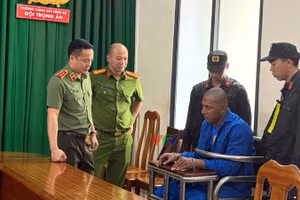Một trong hai đối tượng (áo xanh) tại cơ quan chức năng. (Ảnh: Công an cung cấp)