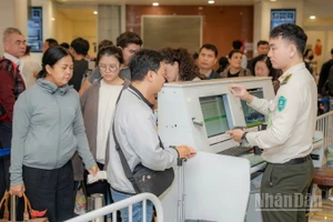Hành khách làm thủ tục kiểm tra an ninh tại Cảng Hàng không quốc tế Nội Bài.