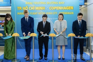 Vietnam Airlines cắt băng khai trương đường bay Thành phố Hồ Chí Minh-Copenhagen với sự tham gia của đại diện các đơn vị liên quan.