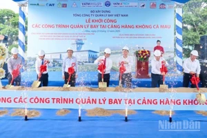 Các đại biểu thực hiện nghi lễ khởi công Đài Kiểm soát không lưu Cà Mau và các công trình quản lý bay.