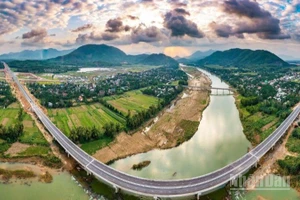 Chủ tịch nước tặng thưởng Huân chương Lao động hạng 3 cho 5 tập thể có thành tích xuất sắc trong phong trào thi đua hoàn thành 3.000km đường bộ cao tốc và phát triển kết cấu hạ tầng đồng bộ, hiện đại.