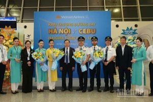 Tổ bay của Vietnam Airlines trên chuyến bay Hà Nội-Cebu.