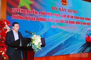 Ông Nguyễn Tuấn Ngọc Tú, Phó Vụ trưởng Vận tải và An toàn giao thông (Bộ Xây dựng) phát biểu ý kiến tại hội nghị.