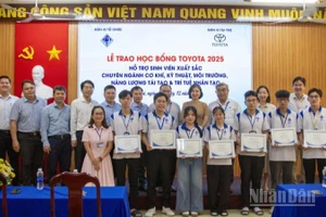 Công ty Ô-tô Toyota Việt Nam cùng các đại lý phối hợp với Bộ Giáo dục và Đào tạo triển khai và trao tặng Học bổng Toyota cho 123 sinh viên xuất sắc thuộc các chuyên ngành cơ khí, kỹ thuật, môi trường, trí tuệ nhân tạo của các trường đại học.