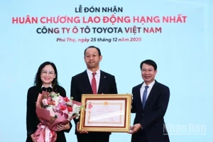 Thừa ủy quyền của Chủ tịch nước, đại diện lãnh đạo tỉnh Phú Thọ trao Huân chương Lao động hạng Nhất cho Công ty Ô-tô Toyota Việt Nam.