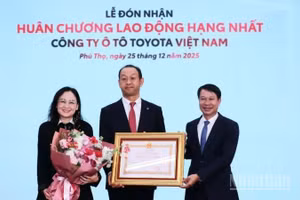 Thừa ủy quyền của Chủ tịch nước, đại diện lãnh đạo tỉnh Phú Thọ trao Huân chương Lao động hạng Nhất cho Công ty Ô-tô Toyota Việt Nam.