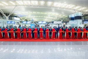 Các đại biểu cắt băng khánh thành, chính thức đưa vào khai thác Nhà ga T2 Nội Bài mở rộng.
