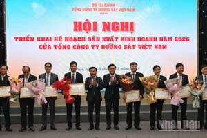 Trao bằng khen của Bộ Xây dựng cho các tập thể có thành tích.