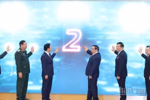 Thủ tướng Phạm Minh Chính, Phó Thủ tướng Trần Hồng Hà, Trưởng Ban Chính sách, Chiến lược Trung ương Nguyễn Thanh Nghị, Bộ trưởng Xây dựng Trần Hồng Minh,... thực hiện nghi lễ phát lệnh vận hành các nền tảng số trọng điểm ngành Xây dựng.