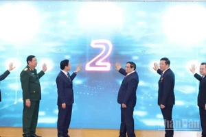 Thủ tướng Phạm Minh Chính, Phó Thủ tướng Trần Hồng Hà, Trưởng Ban Chính sách, Chiến lược Trung ương Nguyễn Thanh Nghị, Bộ trưởng Xây dựng Trần Hồng Minh,... thực hiện nghi lễ phát lệnh vận hành các nền tảng số trọng điểm ngành Xây dựng.