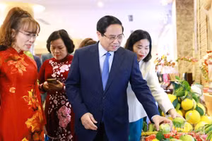Thủ tướng Phạm Minh Chính tham quan trưng bày sản phẩm nông nghiệp, thủ công mỹ nghệ của các doanh nghiệp do phụ nữ khởi nghiệp.