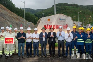 Phó Thủ tướng Hồ Quốc Dũng đến thăm, kiểm tra và động viên cán bộ, kỹ sư, người lao động đang thi công dự án đường cao tốc Quảng Ngãi-Hoài Nhơn.