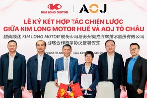 Lãnh đạo hai doanh nghiệp tại lễ ký kết. 