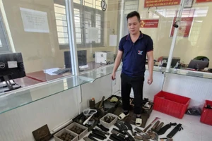 Bị can Nguyễn Thanh Hiếu và các loại vũ khí để buôn bán. 