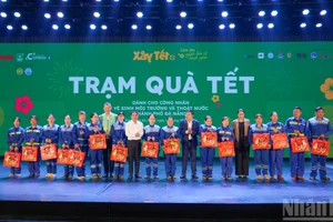 Trao quà Tết cho công nhân vệ sinh môi trường và thoát nước thành phố Đà Nẵng trong chương trình Xây Tết 2026 của Báo Nhân Dân. (Ảnh nhandan.vn)