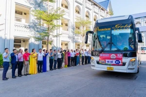 Người dân về quê đón Tết.