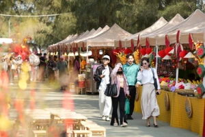 Người dân đến tham quan, chụp ảnh lưu niệm tại lễ hội Xuân Cần Giờ.