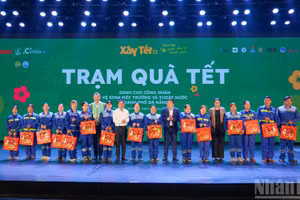 Trao quà Tết cho công nhân vệ sinh môi trường và thoát nước thành phố Đà Nẵng trong chương trình Xây Tết 2026 của Báo Nhân Dân. (Ảnh nhandan.vn)