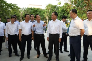 Lãnh đạo các đơn vị báo cáo tình hình các công trình chỉnh trang với Bí thư Thành ủy Thành phố Hồ Chí Minh Trần Lưu Quang.