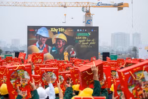 Xây Tết tổ chức trên toàn quốc nhằm tri ân các đóng góp thầm lặng của hơn 33.000 lao động. (Ảnh: Việt Hà)