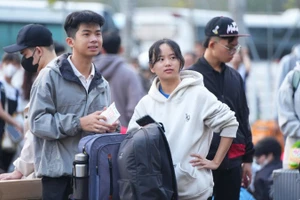 Sinh viên về quê đón Tết sáng 8/2.