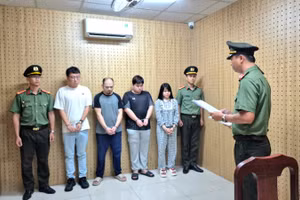 Các đối tượng tại cơ quan chức năng.