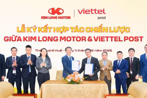 Đại diện Viettel Post và Kim Long Motor tại lễ ký kết hợp tác. (Ảnh: Ban Tổ chức)