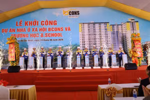 Các đại biểu thực hiện nghi thức khởi công dự án. 