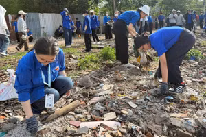 Sinh viên Đại học Tài nguyên và Môi trường Thành phố Hồ Chí Minh nhặt rác góp phần bảo vệ môi trường. 