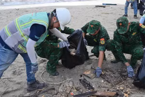 Kỹ sư, công nhân Coteccons và cán bộ, chiến sĩ đồn biên phòng An Thới tham gia làm sạch bờ biển Phú Quốc.