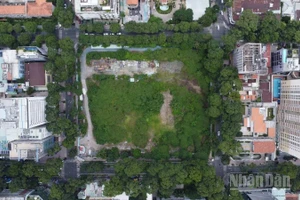 Khu đất tại số 8 Võ Văn Tần, phường Xuân Hòa (dự án Nhà thi đấu Phan Đình Phùng) đã ngừng thi công nhiều năm. (Ảnh: THẾ ANH)